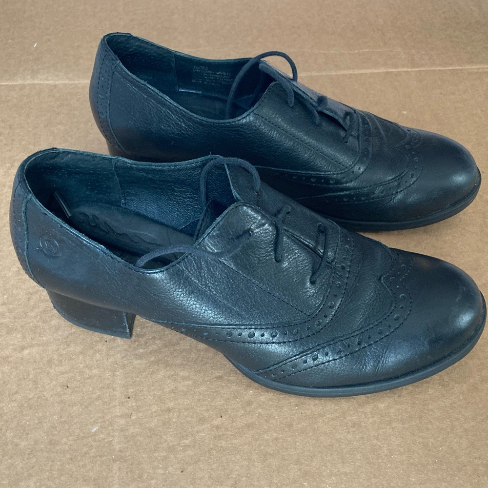Born 7.5 lace up Oxford shoes